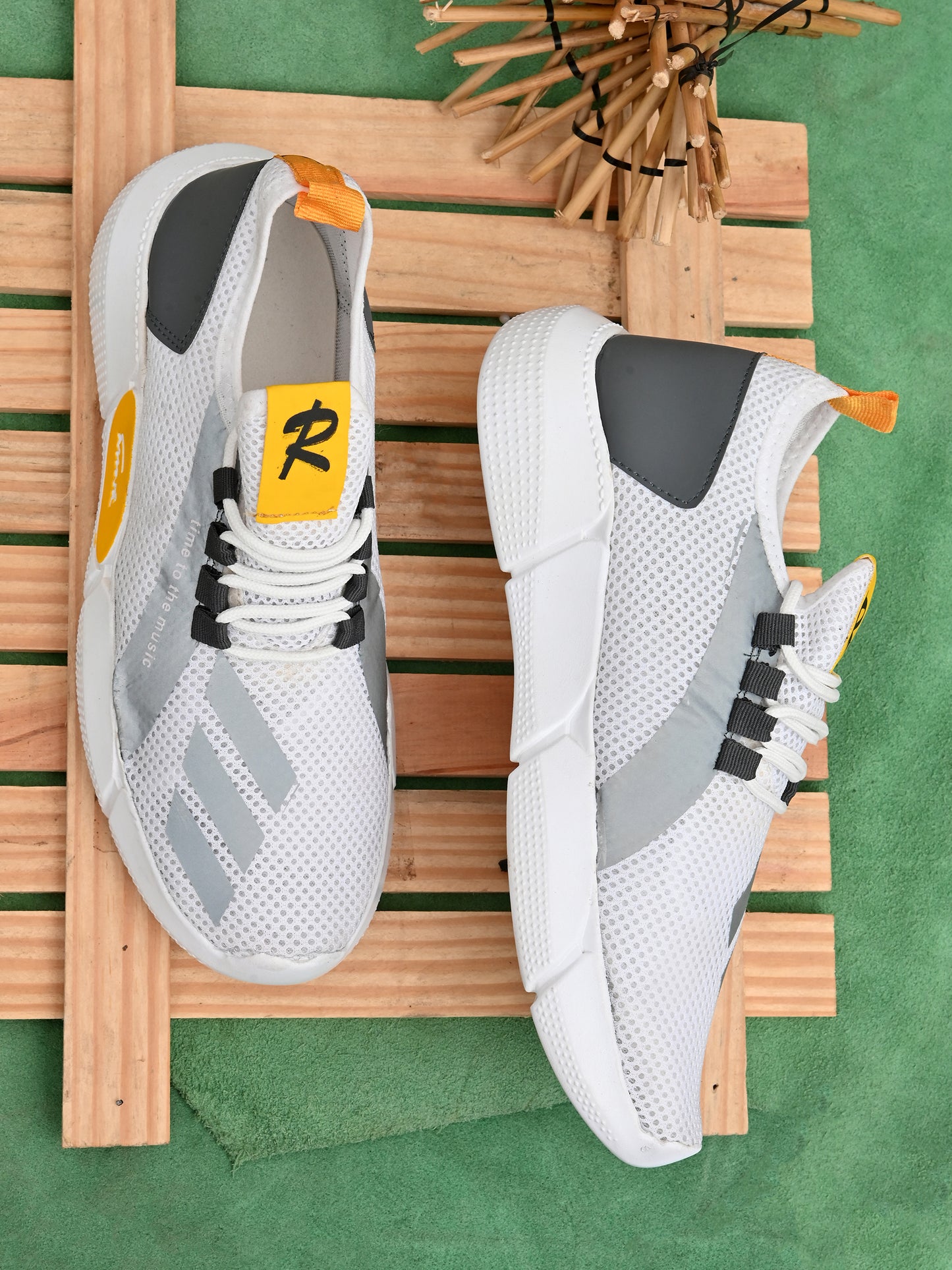 Whie Sneaker shoes