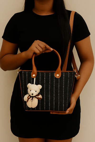 Black with white vertical stripe With Woven Straw Cute deddy Handmade Handbag for Womens//கறுப்பு மற்றும் வெள்ளை செங்குத்து கோடுகளுடன், பின்னப்பட்ட வைக்கோலால் செய்யப்பட்ட, அழகான டெட்டி பியர் பொம்மை இணைக்கப்பட்ட, பெண்களுக்கான கைப்பை