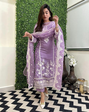 1. Women's Rayon Blend Straight Embroidered Kurta